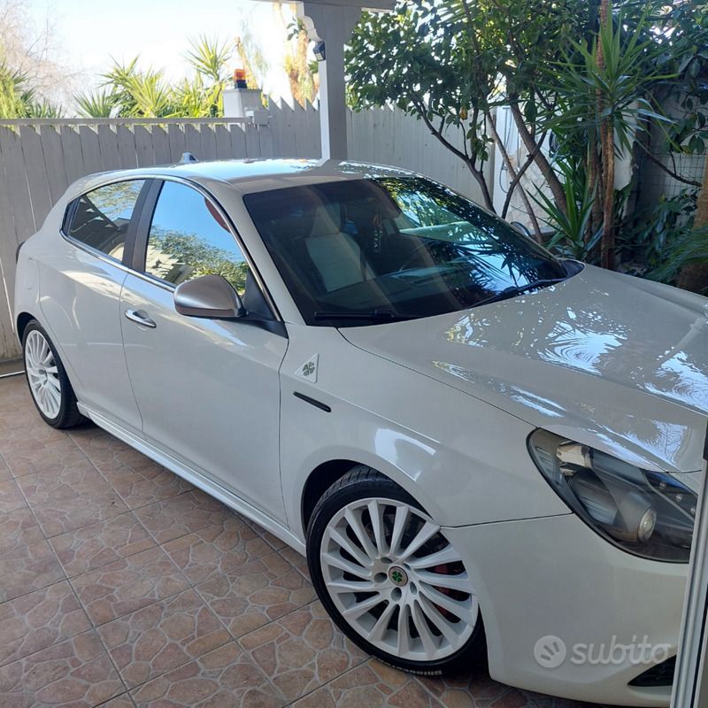 Bianco Usata 2011 Alfa Romeo Giulietta Quadrifoglio Due volumi | 9500 € (Buon prezzo) - Immagine 1/4