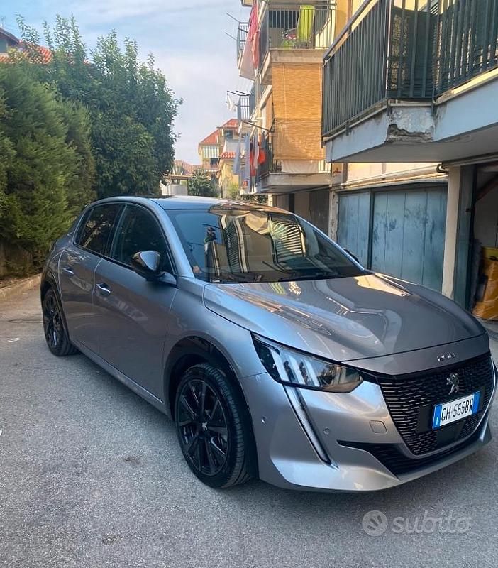 Usata Peugeot 208 GT 101 CV (74 kW) 2021 Grigio Utilitaria