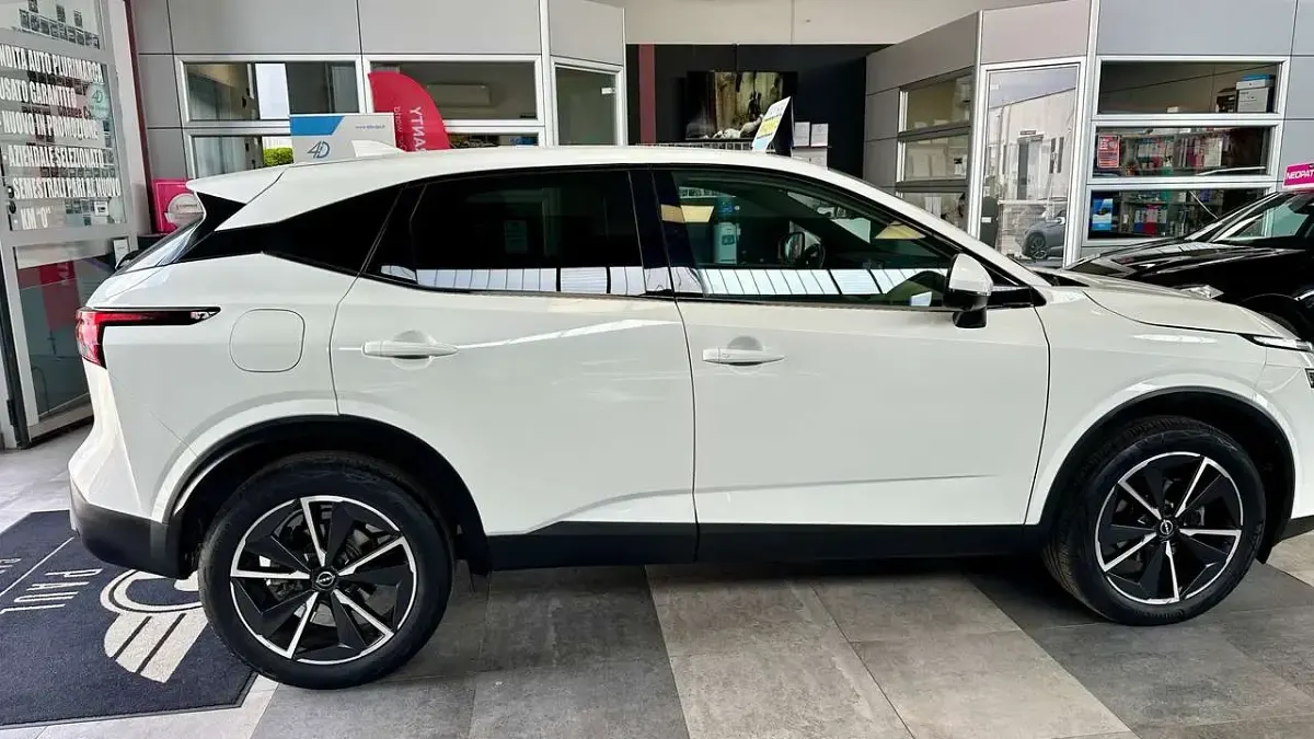 Usata Nissan Qashqai Tekna 158 CV (116 kW) 2023 Solid white metallizzata SUV