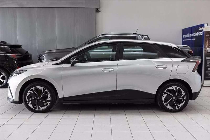 Nuova MG MG4 EV 53 kW (73 CV) 2025 Grigio metallizzato Utilitaria