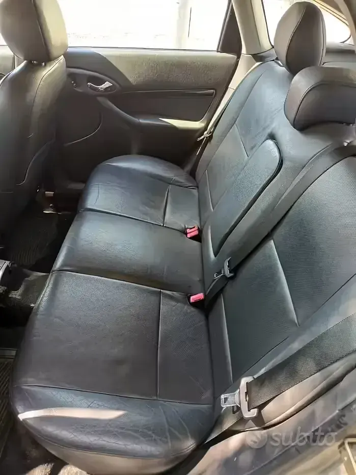 Usata Ford Focus Ghia 116 CV (85 kW) 2003 Grigio Utilitaria
