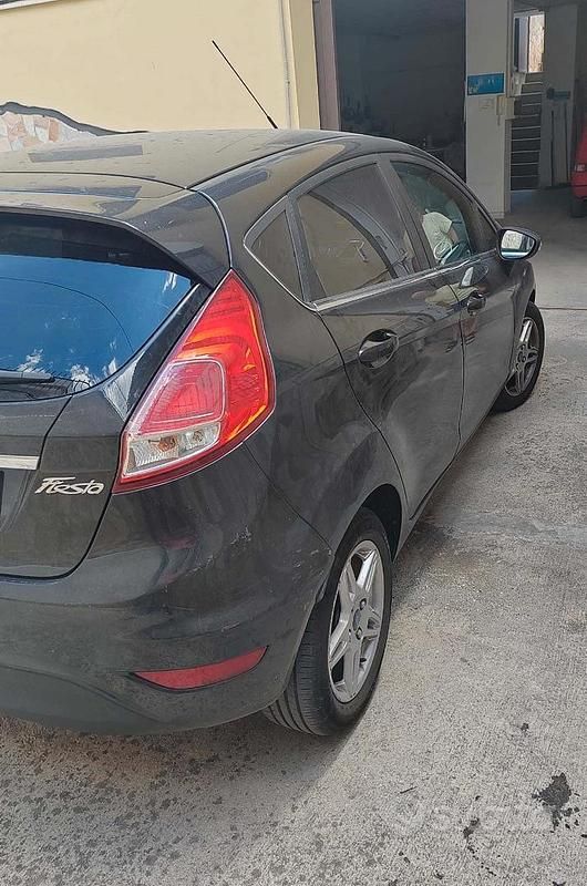 Usata Ford Fiesta 95 CV (69 kW) 2015 Nero Utilitaria