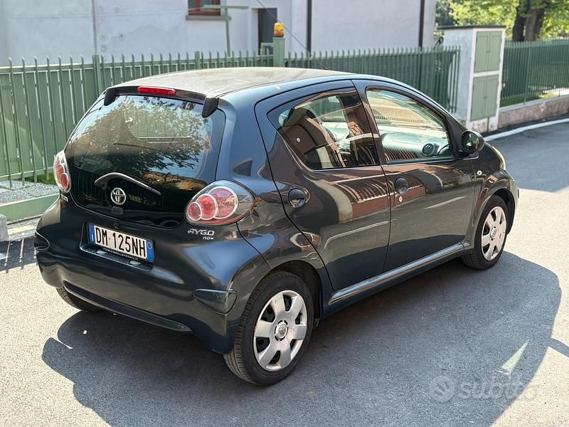 Usata Toyota Aygo 68 CV (50 kW) 2008 Grigio Utilitaria