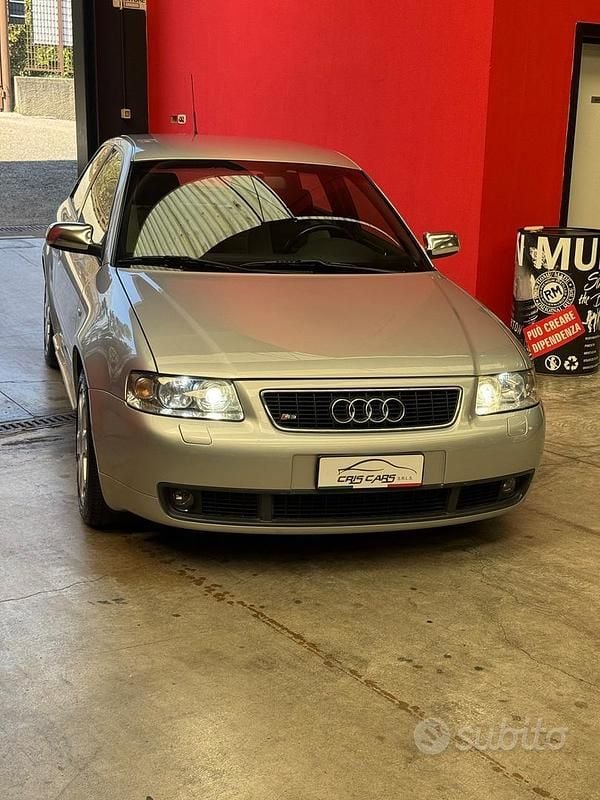 Grigio Usata 2000 Audi A3 Attraction Tre volumi | 9999 € (Buon prezzo) - Immagine 1/4