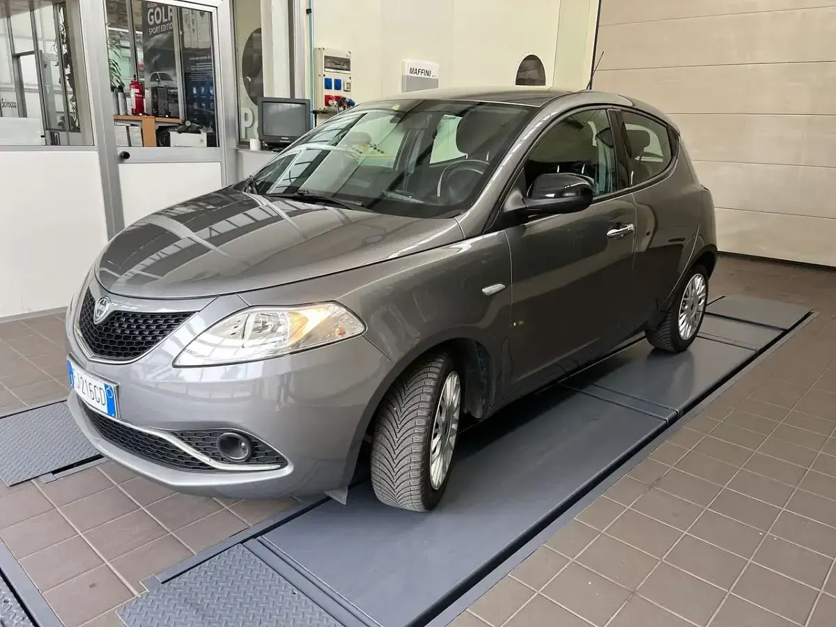 Usata Lancia Ypsilon Silver 69 CV (50 kW) 2017 Grigio Utilitaria