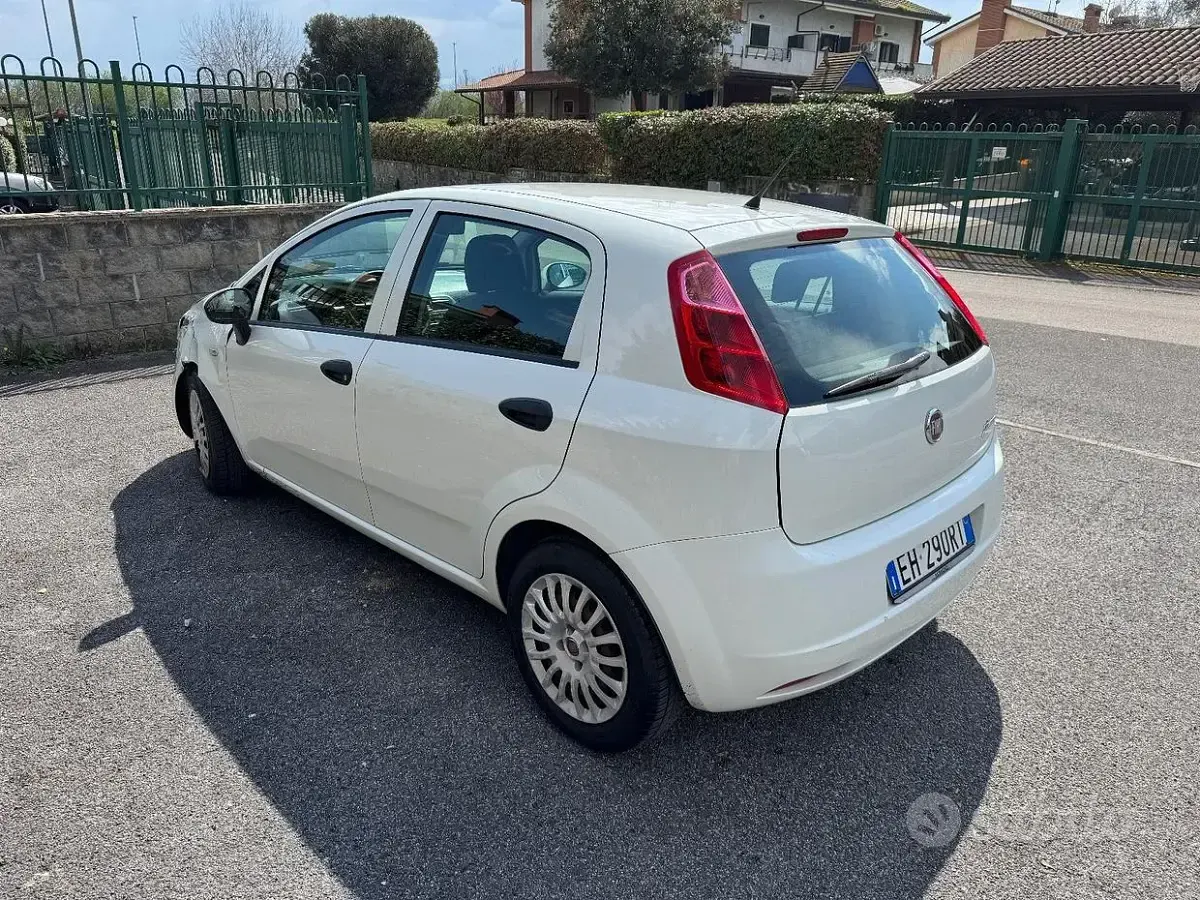 Usata Fiat Grande Punto 75 CV (55 kW) 2011 Bianco Utilitaria