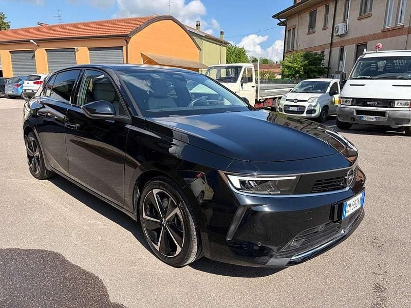 Usata Opel Astra Business Elegance 150 CV (110 kW) 2022 Karbon black Utilitaria