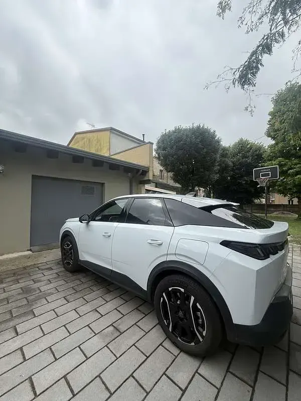 Usata Peugeot e-3008 Allure 103 kW (141 CV) 2025 Bianco SUV