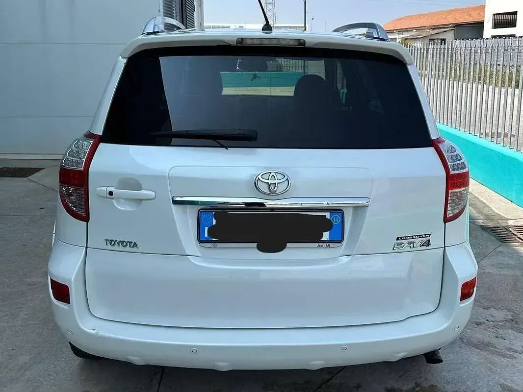 Usata Toyota RAV4 Executive 150 CV (110 kW) 2011 Bianco SUV