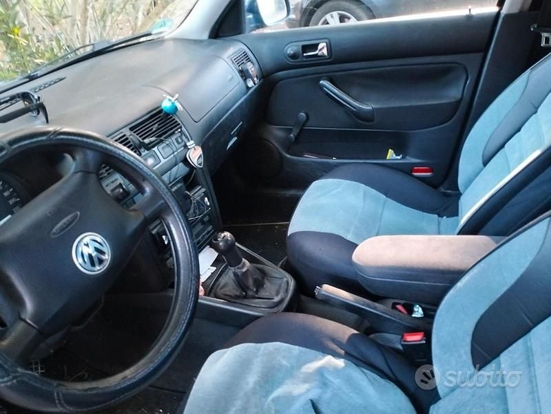 Blu Usata 2001 VW Golf IV Tre volumi | 1500 € (Buon prezzo) - Immagine 1/4