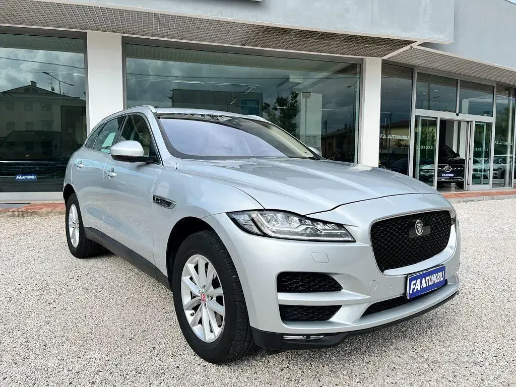 Begagnad Jaguar F-Pace Portfolio 300 HK (220 kW) 2016 Grå SUV