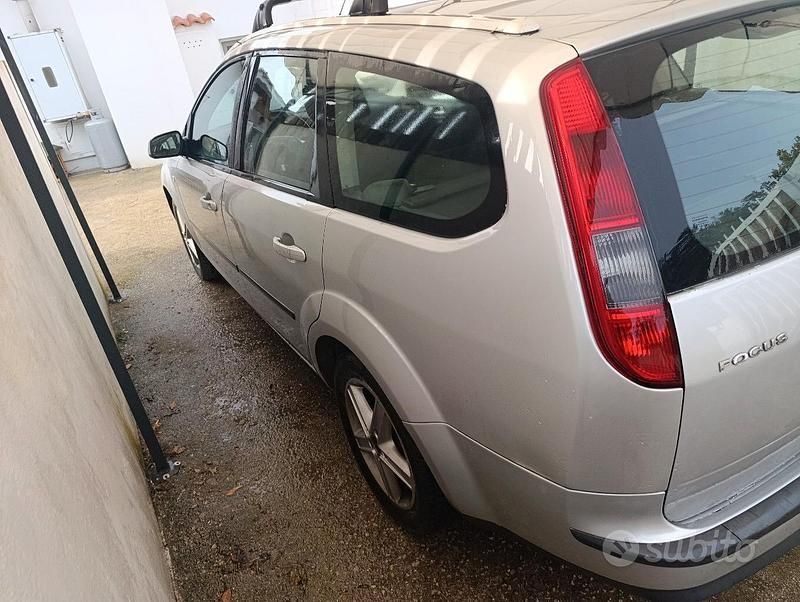 Begagnad Ford Focus 90 HK (66 kW) 2005 Grå Kombi