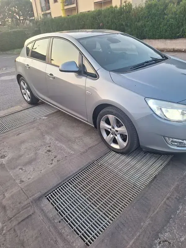 Usata Opel Astra 101 CV (74 kW) 2010 Berlina