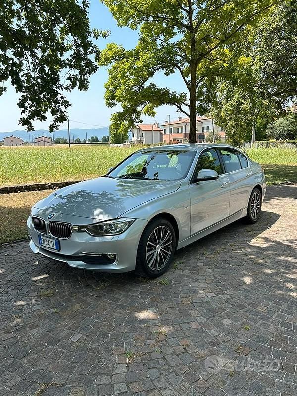 Grigio Usata 2012 BMW 318 Efficient Dynamics Tre volumi | 7200 € (Buon prezzo) - Immagine 1/4