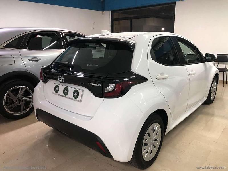 Usata Toyota Yaris Hybrid Active 92 CV (67 kW) 2021 Bianco Berlina