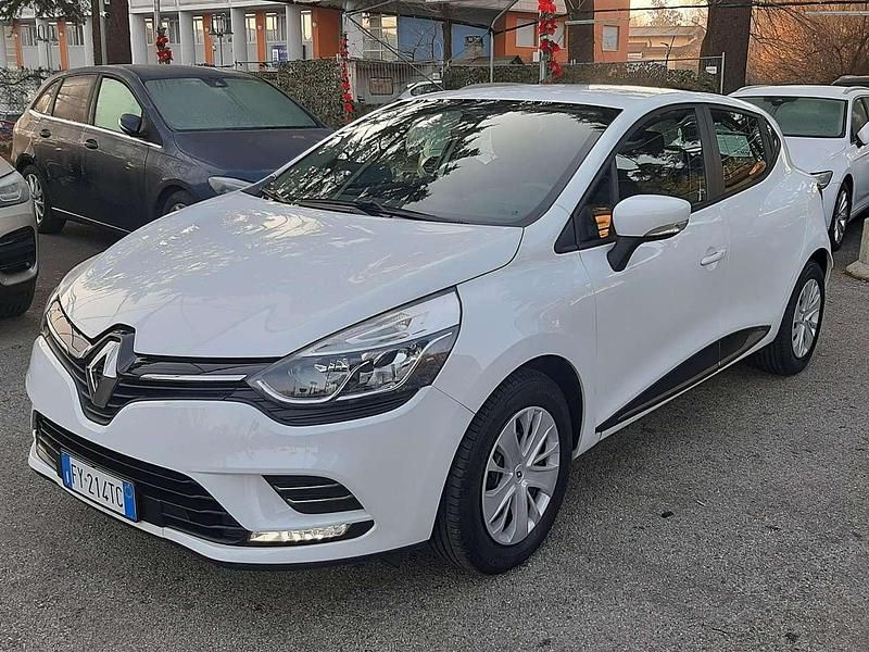 Bianco Usata 2019 Renault Clio IV Tre volumi | 11.500 € (Buon prezzo) - Immagine 1/4