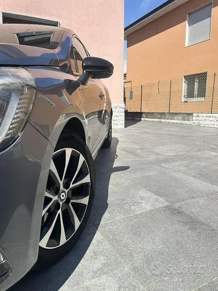 Usata Renault Clio V 78 CV (57 kW) 2023 Grigio Utilitaria