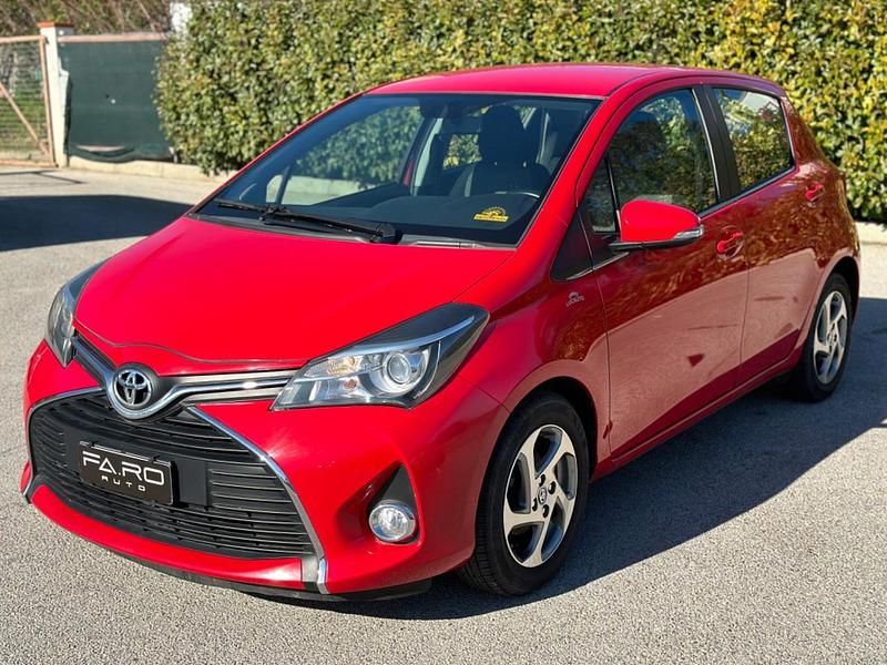 Usata Toyota Yaris Lounge 69 CV (50 kW) 2015 Rosso Berlina