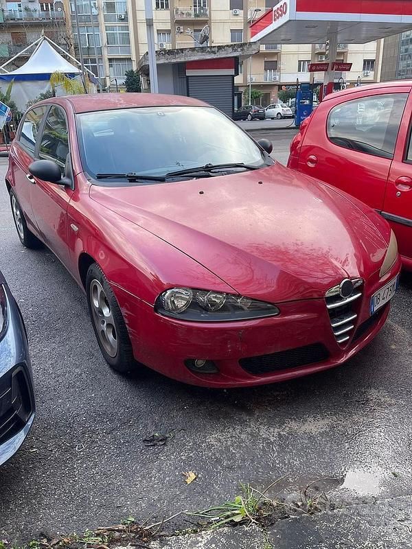 Usata Alfa Romeo 147 105 CV (77 kW) 2006 Rosso Utilitaria