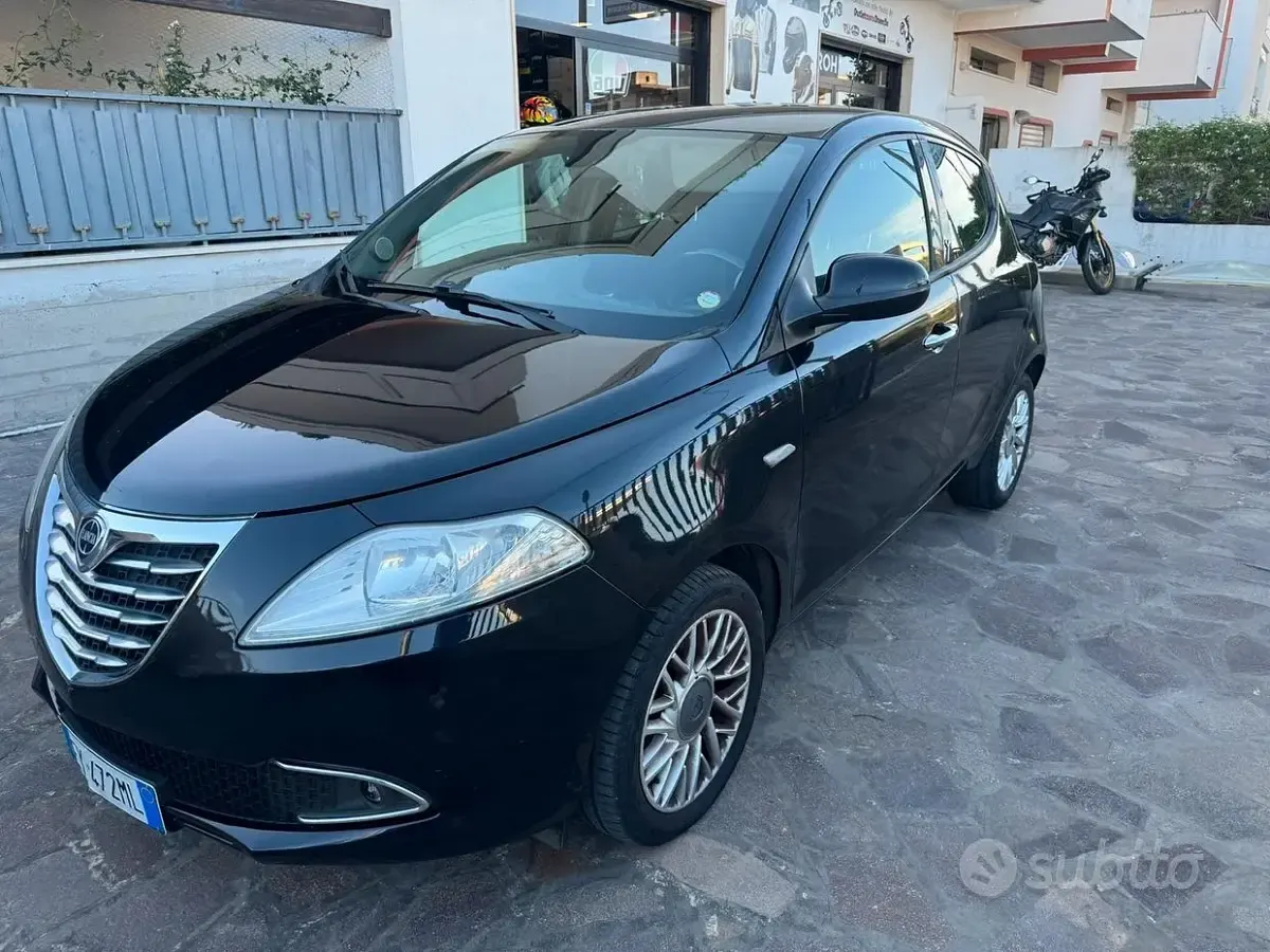 Usata Lancia Ypsilon 95 CV (69 kW) 2015 Nero Utilitaria