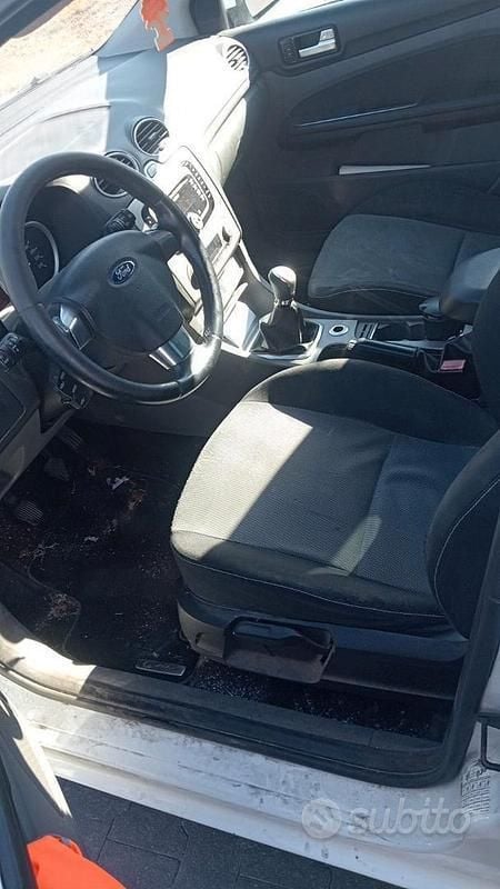 Usata Ford Focus 100 CV (73 kW) 2011 Bianco Station wagon