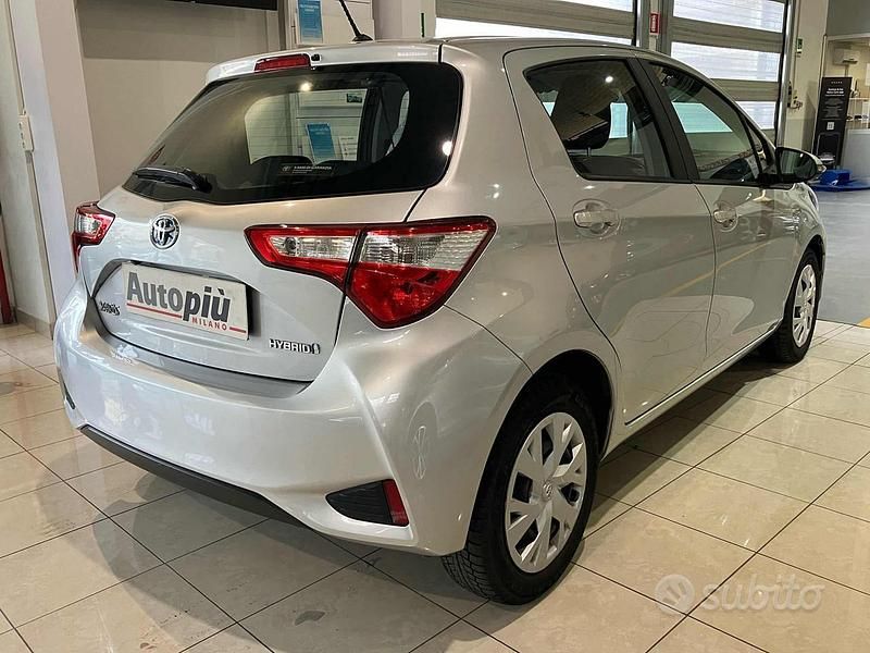 Usata Toyota Yaris Hybrid Active 73 CV (53 kW) 2018 Grigio Berlina