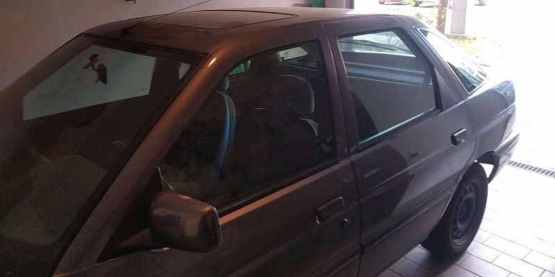 Usata Ford Escort Ghia 88 CV (64 kW) 1992 Grigio Berlina