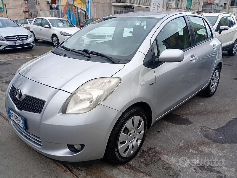 Usata Toyota Yaris 90 CV (66 kW) 2006 Grigio Utilitaria