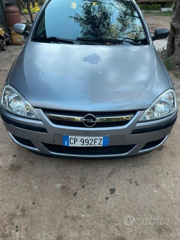 Grigio Usata 2004 Opel Corsa Tre volumi | 1800 € (Buon prezzo) - Immagine 1/4