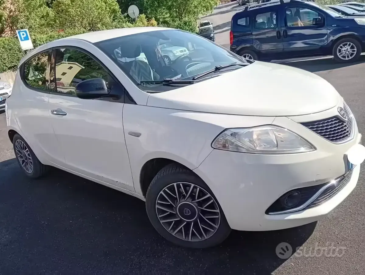 Usata Lancia Ypsilon Gold 69 CV (50 kW) 2016 Bianco Utilitaria