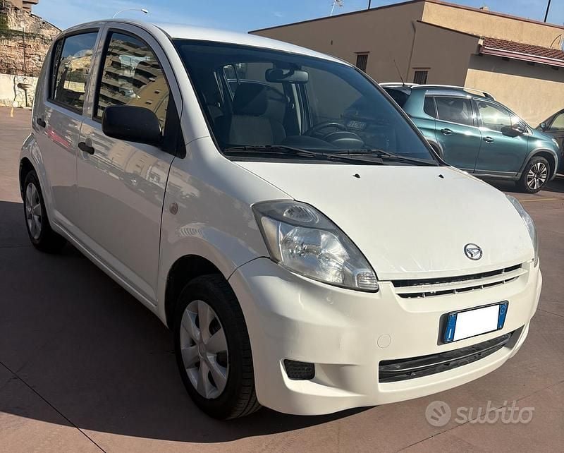 Bianco Usata 2010 Daihatsu Sirion Due volumi | 3300 € (Buon prezzo) - Immagine 1/4