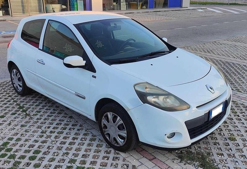 Bianco Usata 2011 Renault Clio II Tre volumi | 3000 € (Buon prezzo) - Immagine 1/3