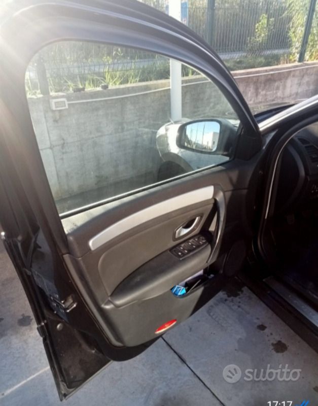 Usata Renault Laguna III 110 CV (80 kW) 2008 Nero Station wagon