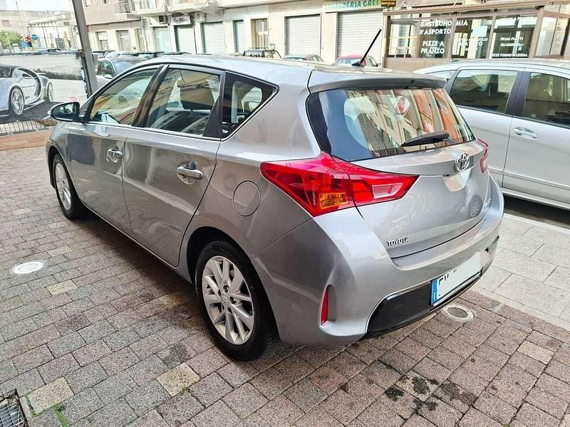 Usata Toyota Auris Lounge 90 CV (66 kW) 2014 Perlato Berlina