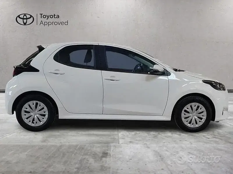 Usata Toyota Yaris Hybrid Active 116 CV (85 kW) 2024 Bianco Berlina