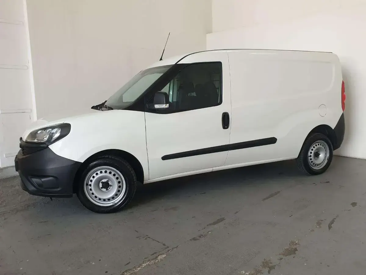 Usata Fiat Doblò Lounge 105 CV (77 kW) 2022 Bianco Monovolume
