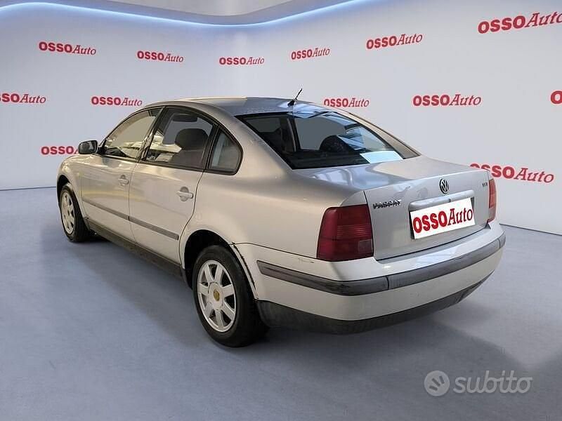 Begagnad VW Passat 150 HK (110 kW) 2000 Grå Sedan