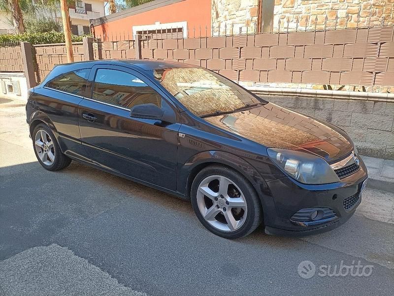 Nero Usata 2007 Opel Astra GTC Cosmo Coupé | 2690 € (Buon prezzo) - Immagine 1/4