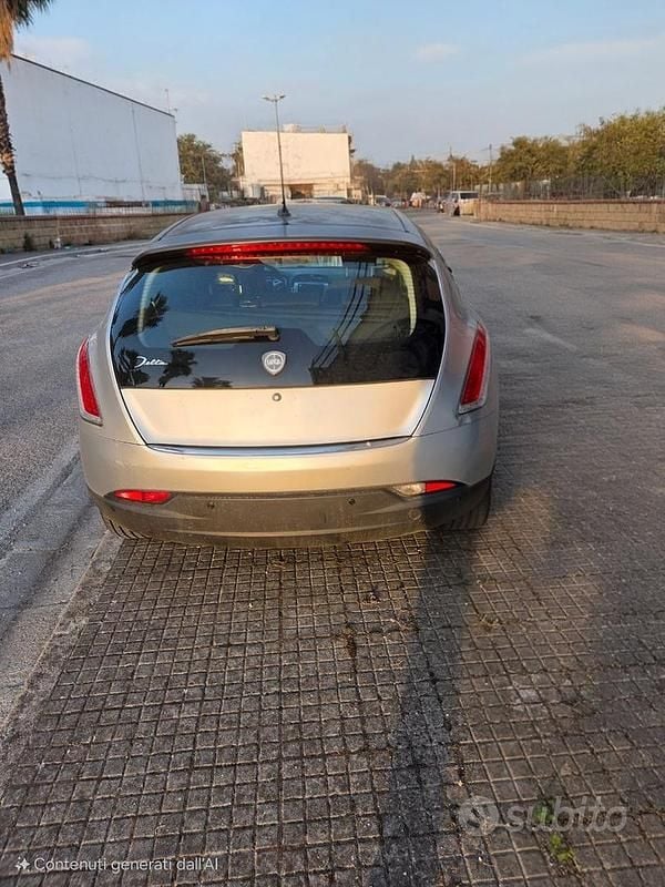 Usata Lancia Delta 120 CV (88 kW) 2010 Grigio Utilitaria