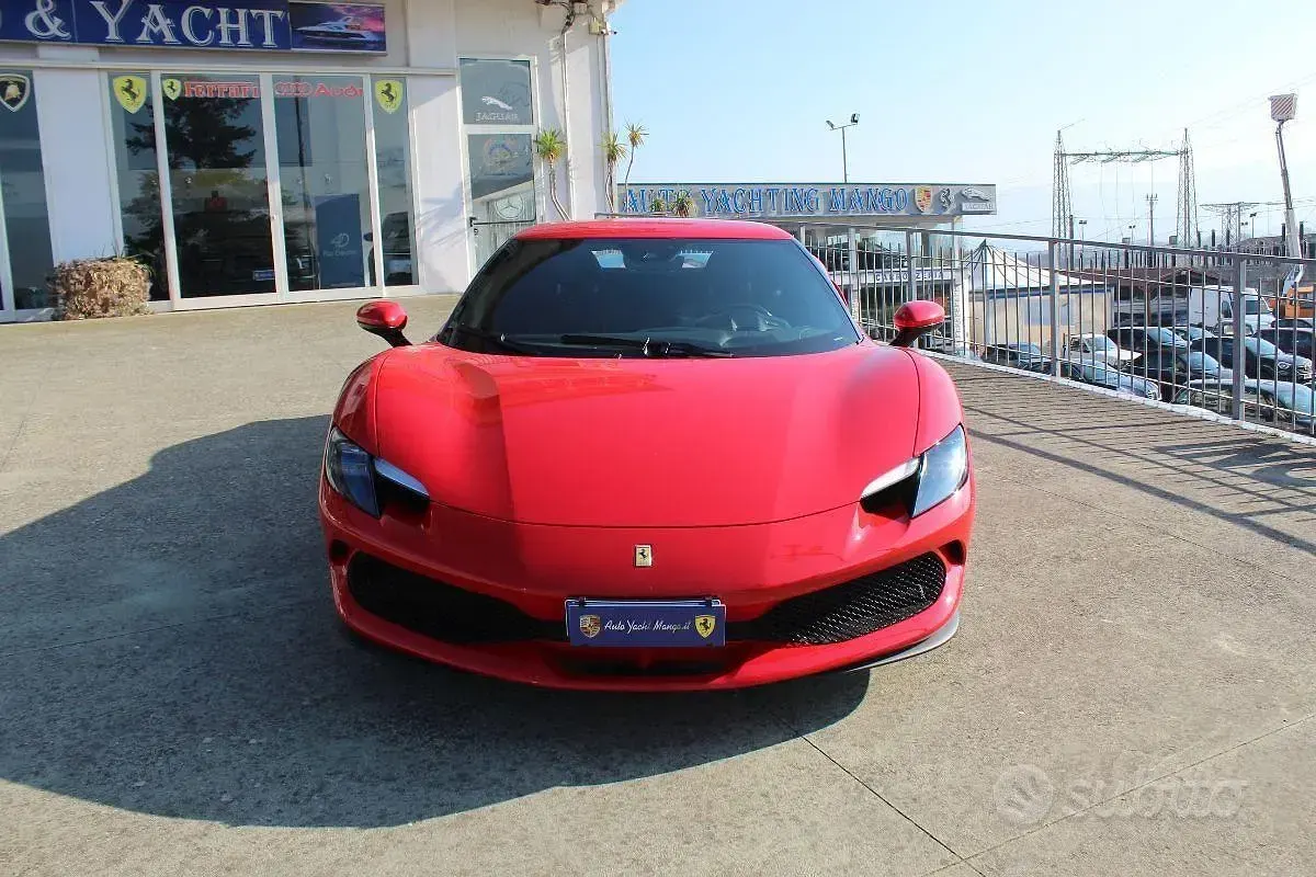 Usata Ferrari 296 829 CV (609 kW) 2023 Rosso Coupé