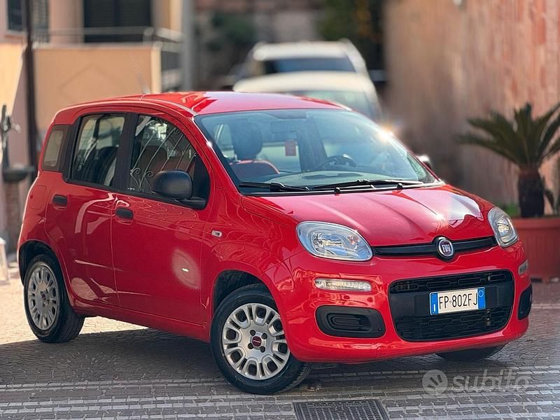 Usata Fiat Panda Lounge 69 CV (50 kW) 2018 Rosso Utilitaria