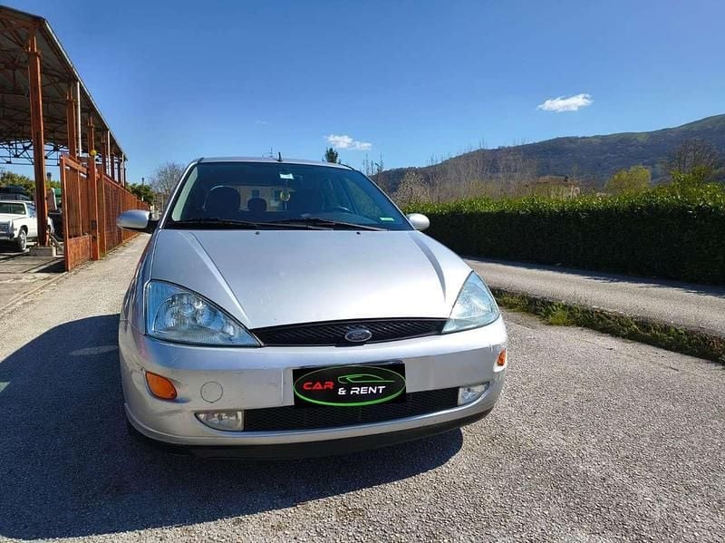 Usata Ford Focus Ghia 90 CV (66 kW) 2001 Argento Berlina