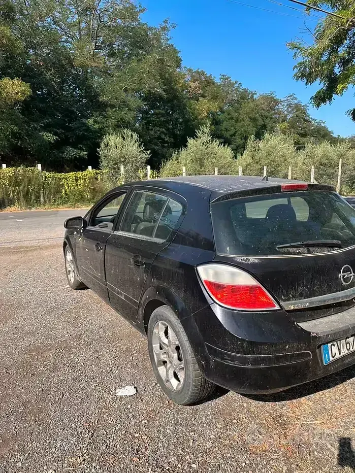 Usata Opel Astra 150 CV (110 kW) 2005 Nero Berlina