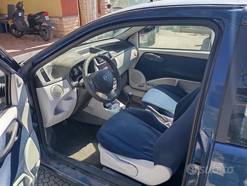 Usata Fiat Punto 69 CV (50 kW) 2003 Blu Utilitaria