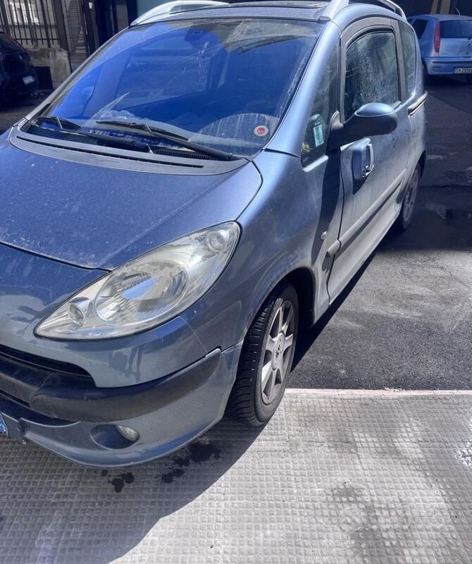 Usata 2005 Peugeot 1007 Monovolume | 1000 € (Buon prezzo) - Immagine 1/2