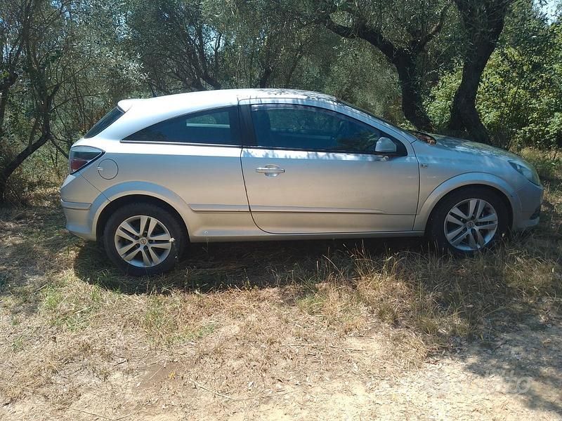 Usata Opel Astra 101 CV (74 kW) 2007 Grigio Coupé