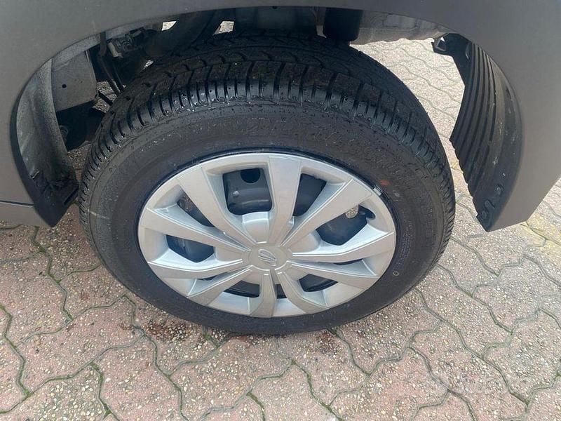 Usata Mahindra KUV100 87 CV (63 kW) 2024 Bianco SUV