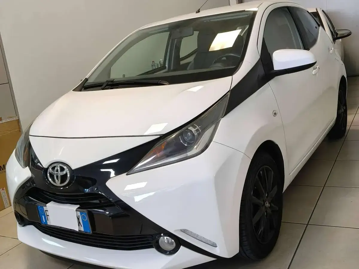Usata Toyota Aygo X-play 69 CV (50 kW) 2017 Bianco Utilitaria
