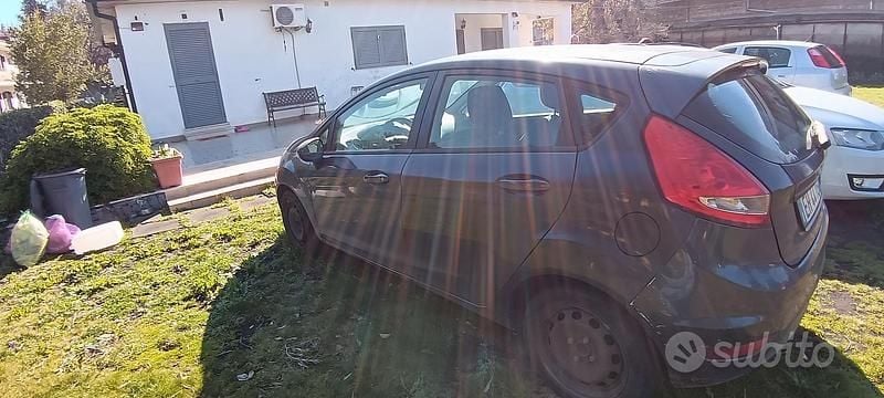 Usata Ford Fiesta 96 CV (70 kW) 2011 Grigio Utilitaria