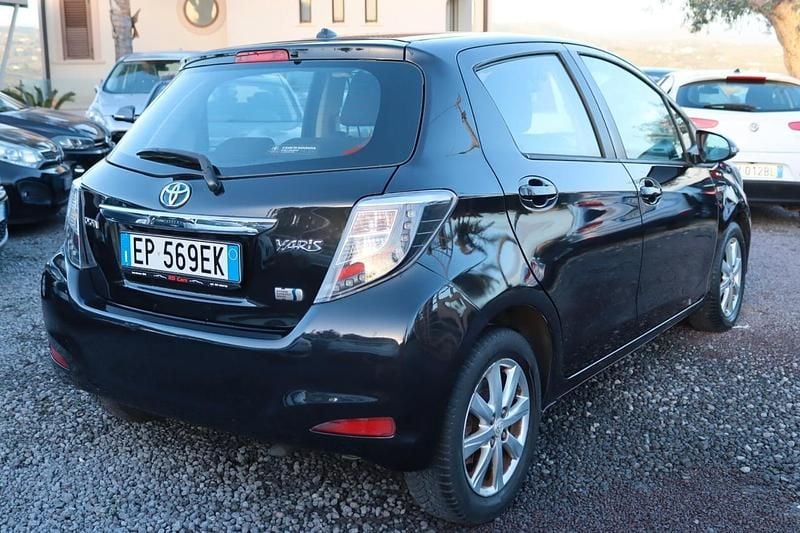 Usata Toyota Yaris Hybrid Lounge 74 CV (54 kW) 2013 Nero Berlina